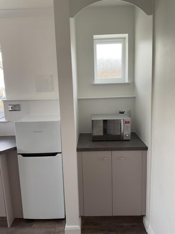 Large 2-Bedroom Maisonette With Free Parking ทวิกเคนแนม ภายนอก รูปภาพ