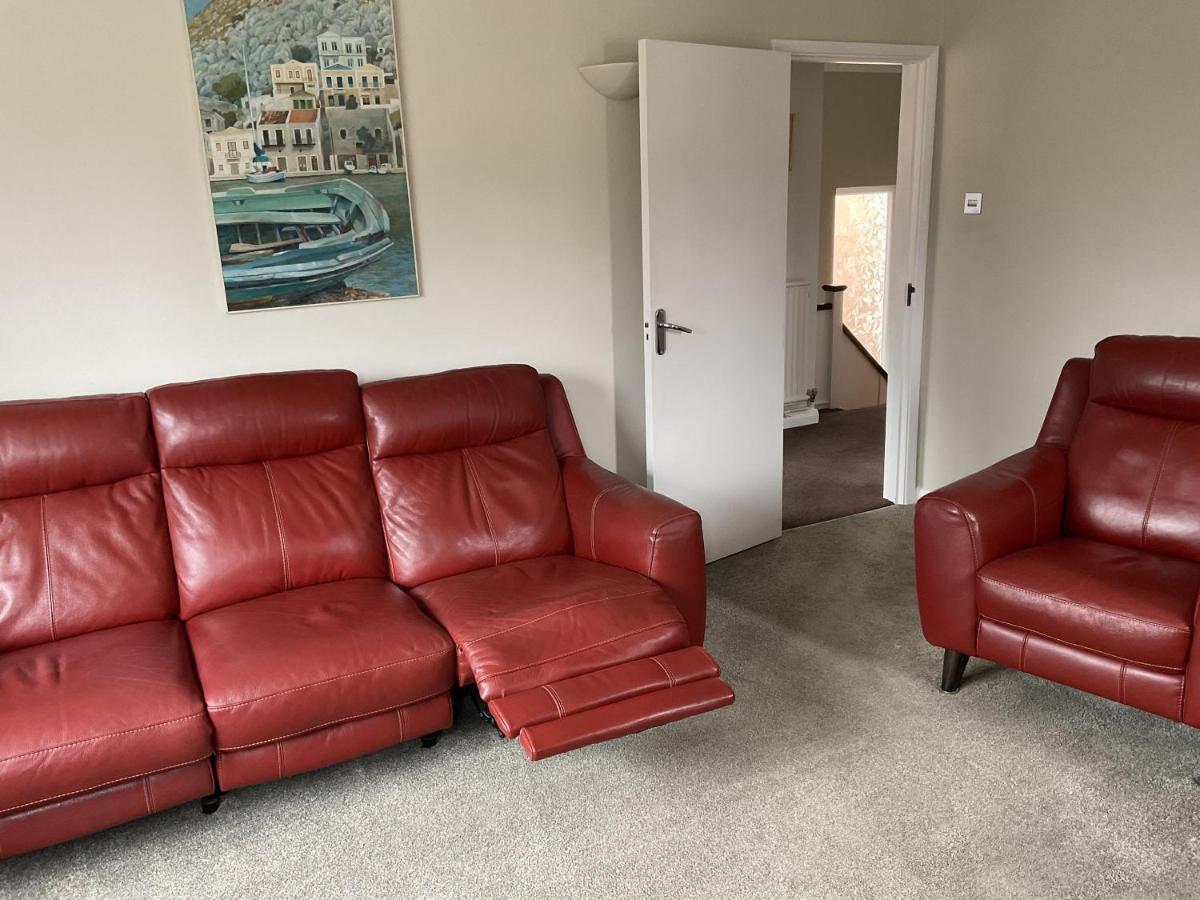 Large 2-Bedroom Maisonette With Free Parking ทวิกเคนแนม ภายนอก รูปภาพ