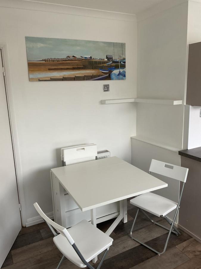 Large 2-Bedroom Maisonette With Free Parking ทวิกเคนแนม ภายนอก รูปภาพ