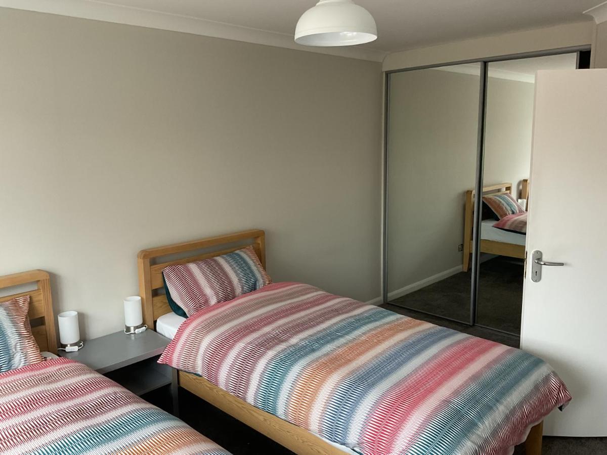 Large 2-Bedroom Maisonette With Free Parking ทวิกเคนแนม ภายนอก รูปภาพ